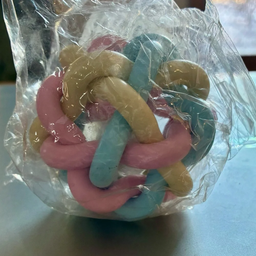 🩵 Pastel Interlocking Knot Ball Toy with Center Bell for Dogs and Cats